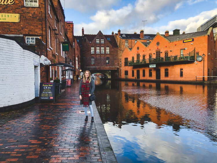 Check out the ultimate guide to Birmingham, England! Birmingham is full of unique experiences. Stroll along canals and experience its industrial history!