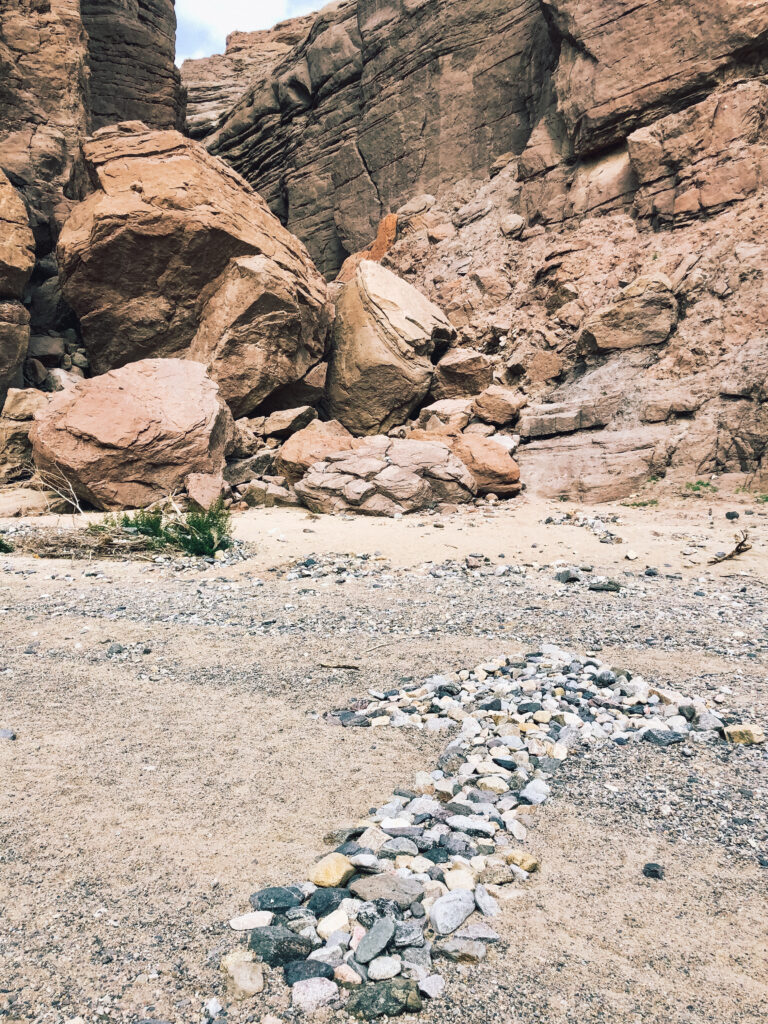 Arrow pointing towards the start of the Ladder Canyon hike