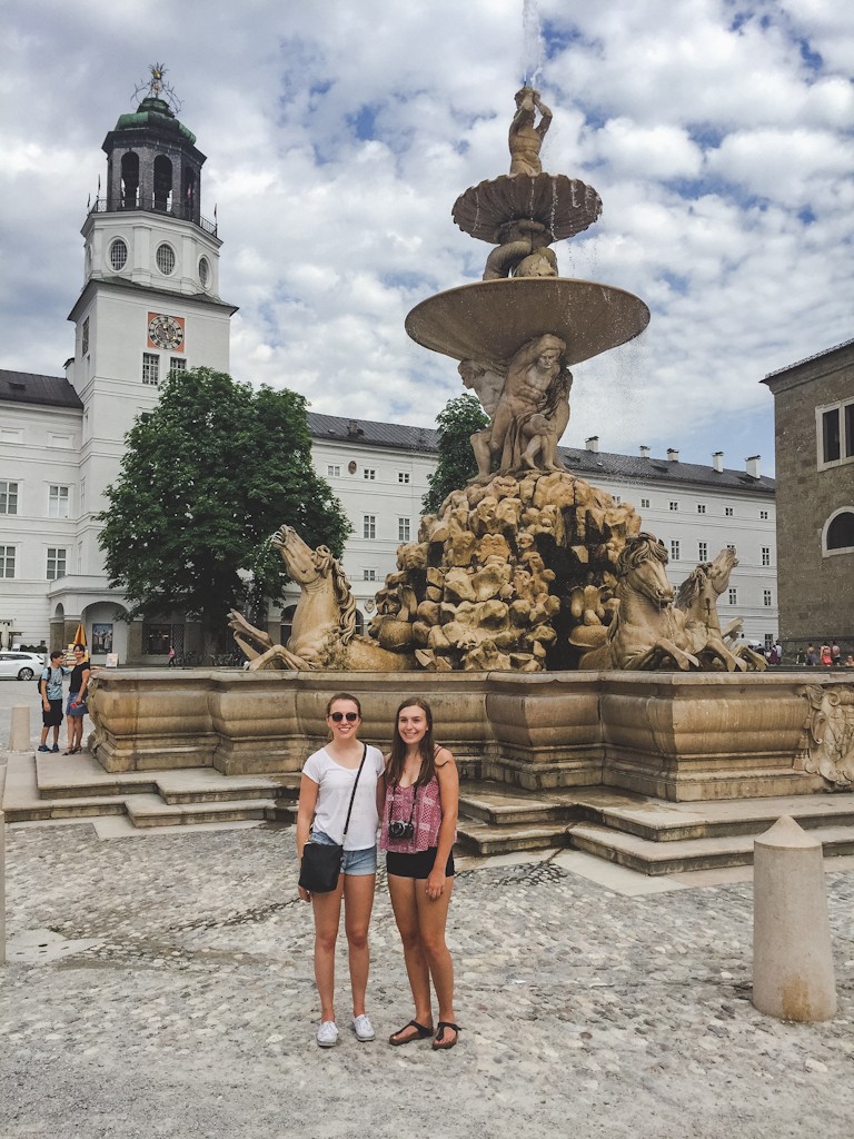 Checking out the Residenzbrunnen in the summer.